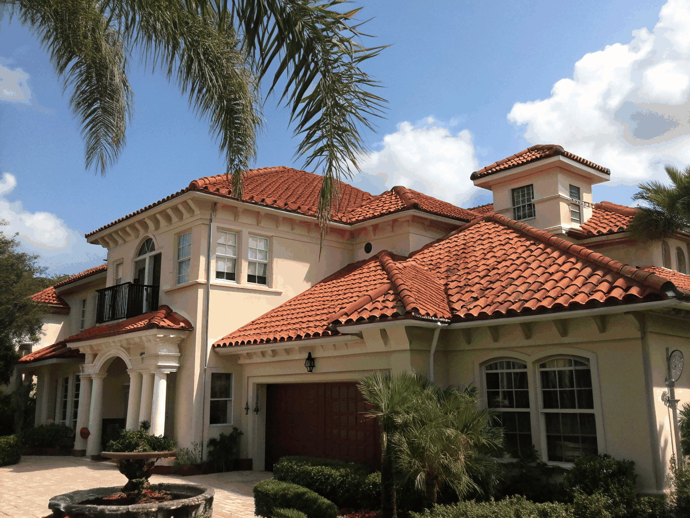 Well-maintained Florida neighborhood home exterior and clean driveway